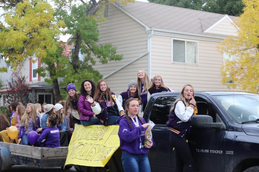 The+PHS+volleyball+team+hands+out+candy+during+the+parade.