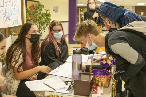 Students Swarm Yearbook Signing