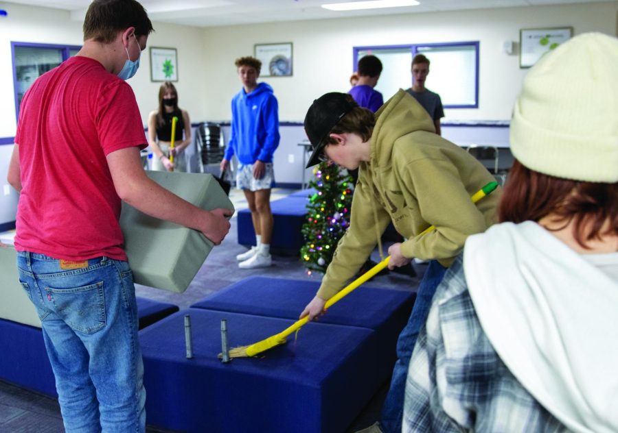 Alecia Jongeward’s Biology classes cleaned the C-Pod during class on Wednesday last week. Due to 
custodial shortages, some teachers have been enlisting help from their students to keep common areas 
clean. Deb Miller, head custodian at Park High, said they are only able to clean the pods every four 
days because they are short a custodian.