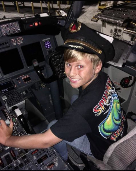 Kyan Meservey in a Delta Airlines Boeing 737 cockpit at 7 years old. 