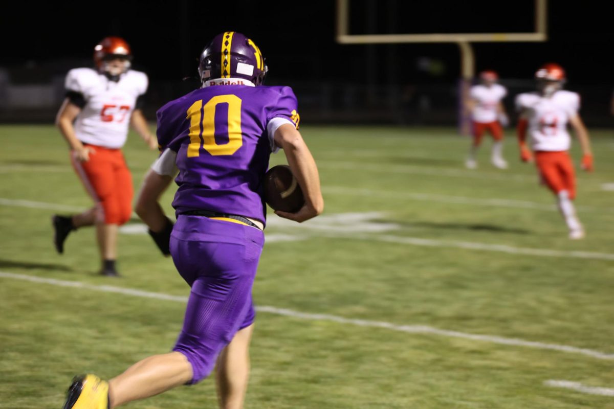 Gage Reagor runs the ball against the Dawson Red Devils in a September 5 home game. The freshman took over as QB when junior Paxon Sikkink got injured. (Caption by Brentin Allgood)